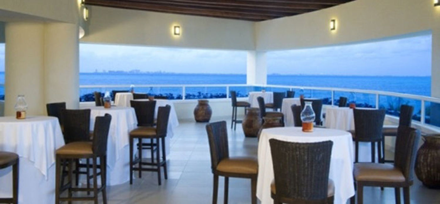 Image: Dine while overlooking the sea at Palace Resorts Isla Mujeres Palace  (Palace Resorts)