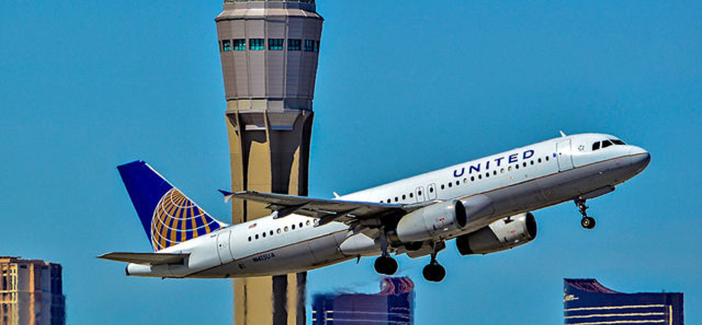 Image: PHOTO: United Airlines plane taking off from Las Vegas. (photo via Flickr/Tomas Del Coro)