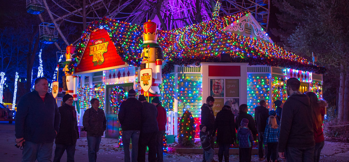 Image: Spend time with family and friends at Six Flags park. (photo via Six Flags Entertainment Corporation Media)
