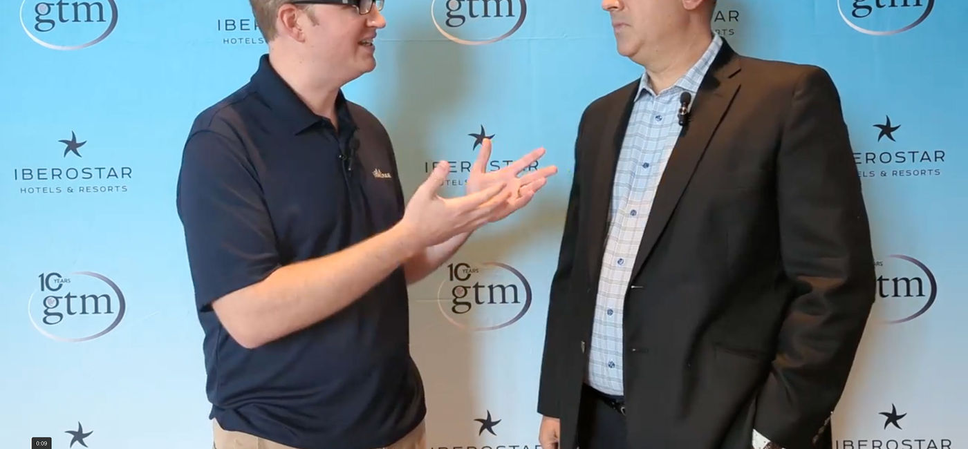 Photo: Eric Bowman interviews Willie Fernandez (Photo Credit: Eric Bowman)