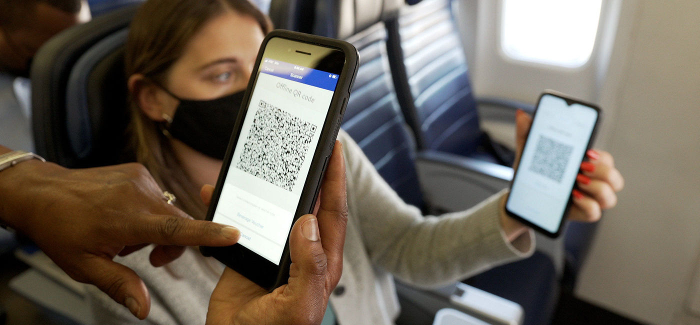 Image: United becomes first airline to introduce PayPal QR codes as inflight payment option. (photo via United Airlines Media)