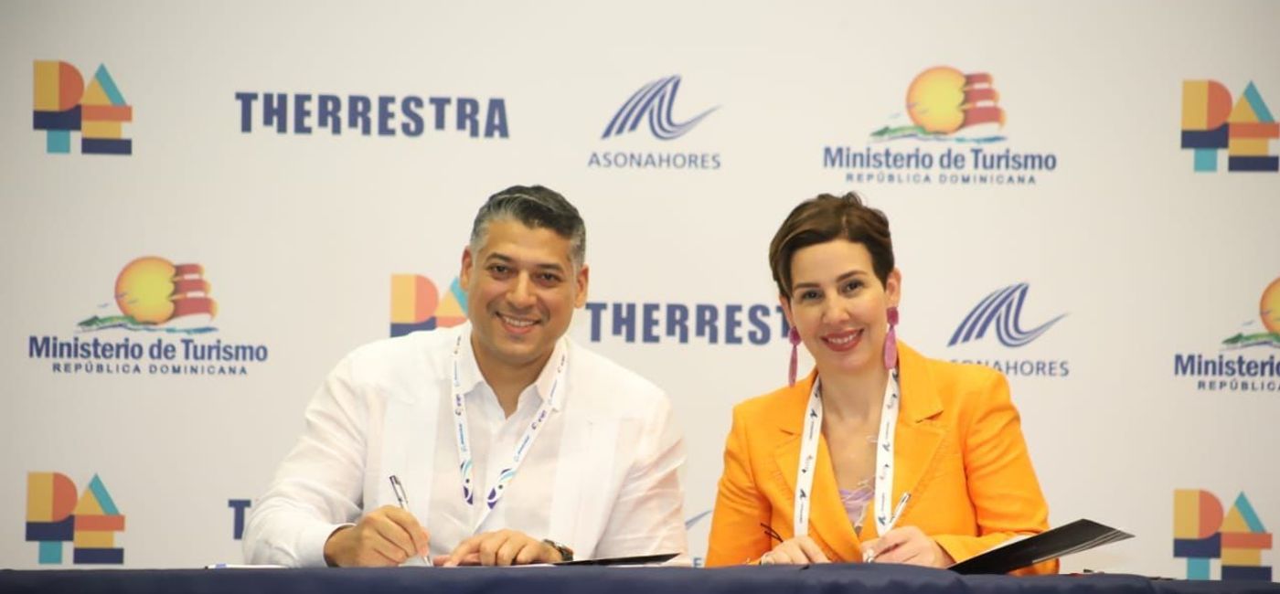 Image: ARAJET and AERODOM officials. (photo via ARAJET Media)