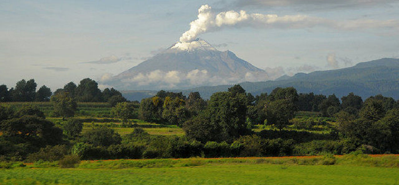 Image: PHOTO: An eruption of Popocatepetl in 2000. (photo via Flickr/Russ Bowling)