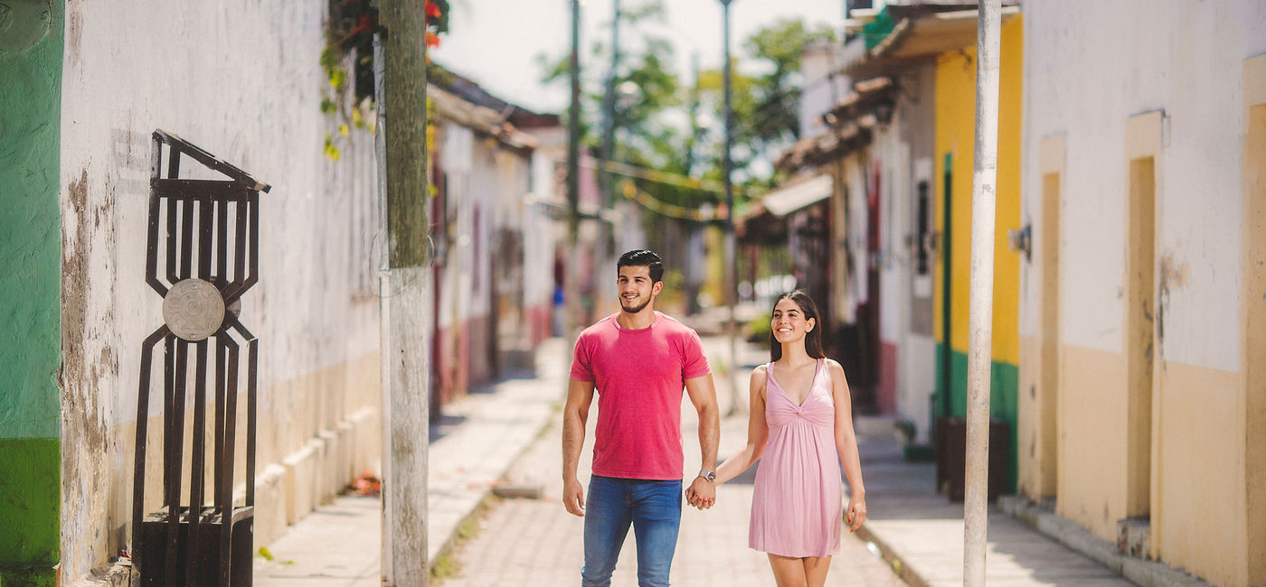 Image: PHOTO: A couple exploring Riviera Nayarit's Northern Coast. (photo via Riviera Nayarit)