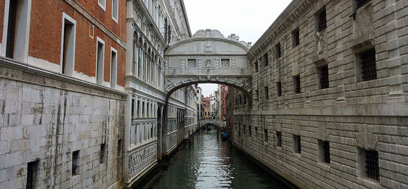 Image: PHOTO: Bridge of Sighs in Venice, Italy. (photo via Flickr/Daviddje)