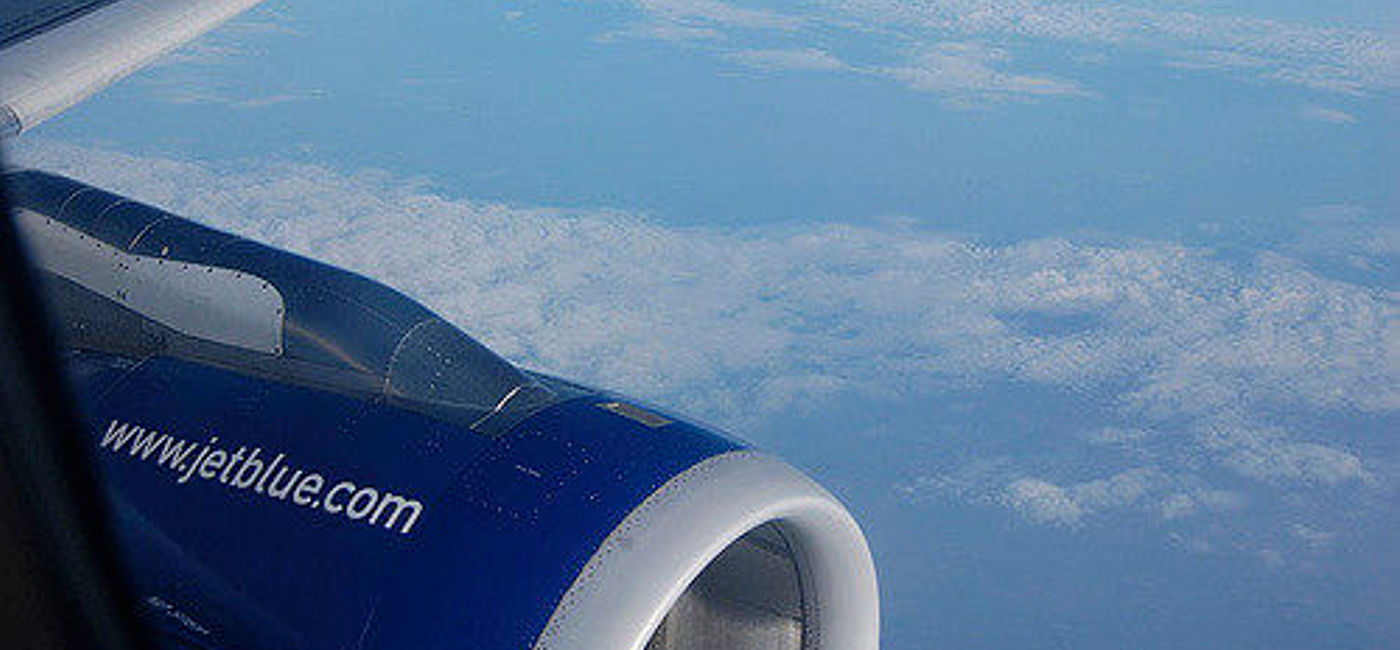 Image: PHOTO: A JetBlue aircraft in flight sporting the carrier's website URL. (photo via Flickr/js42)
