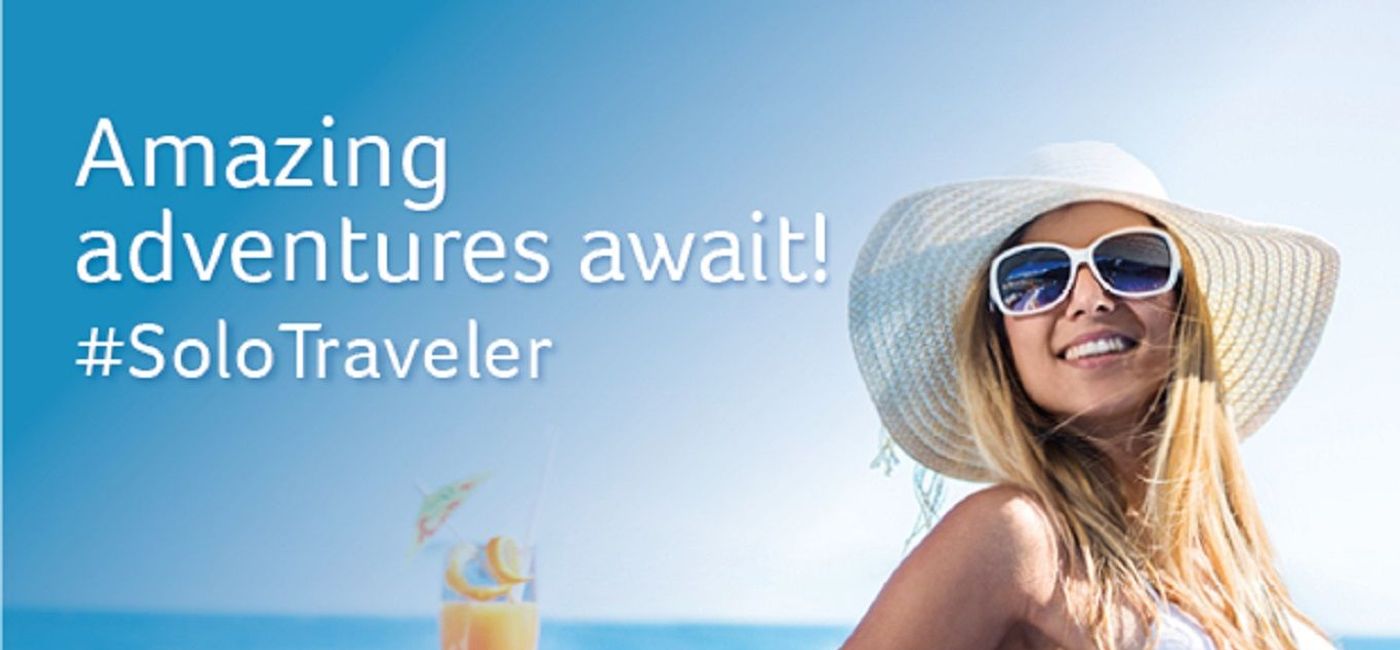 Image: Solo traveler in the pool (photo via RIU Hotels & Resorts)