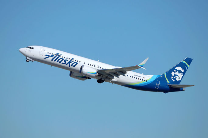 Alaska Airlines Boeing 737 Max 9 at takeoff