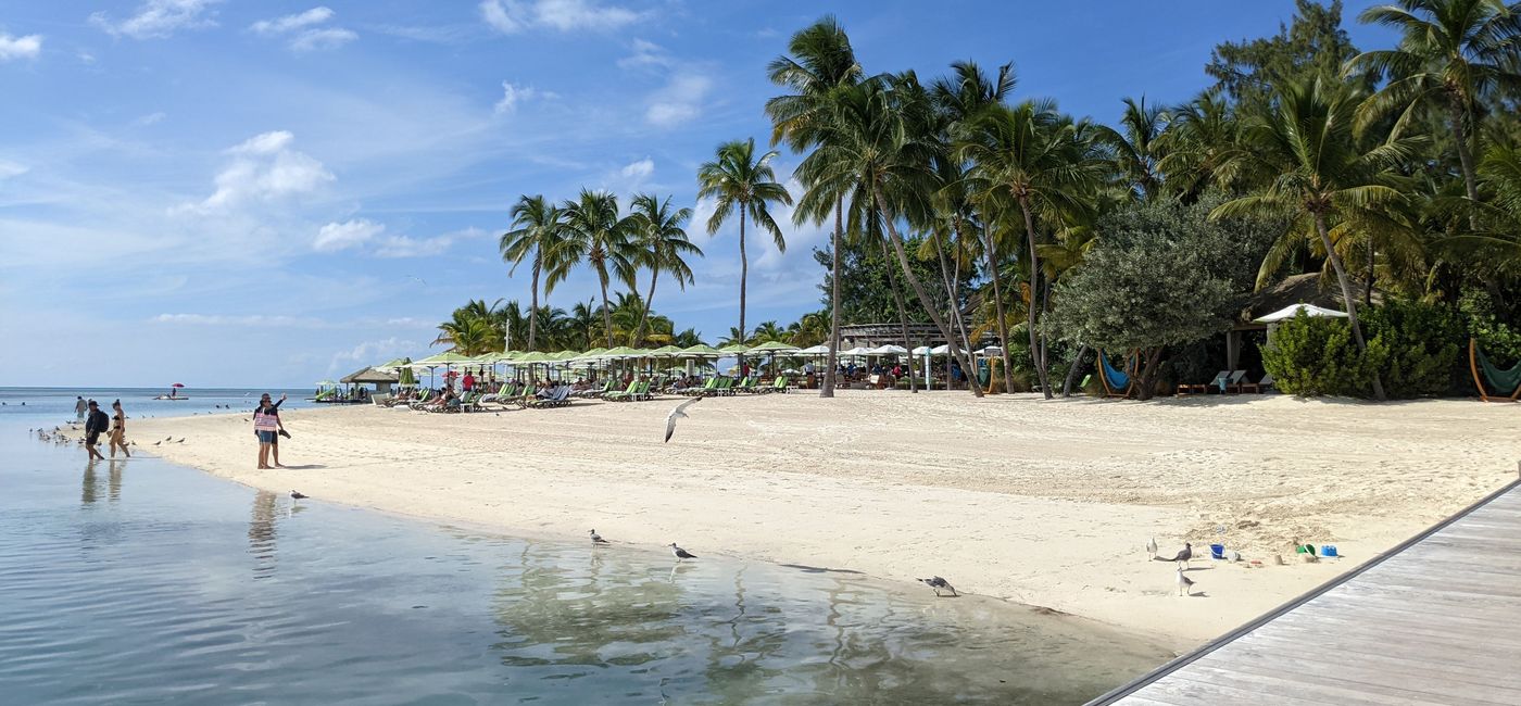 Image: Royal Caribbean's Perfect Day at Coco Cay Beach Club Area (Photo via Eric Bowman)