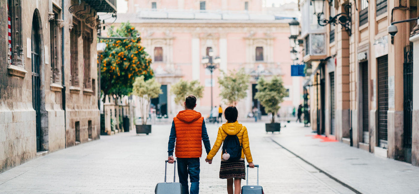 Image: Tourist couple traveling the world. (Photo via Getty Images E+ / martin-dm)