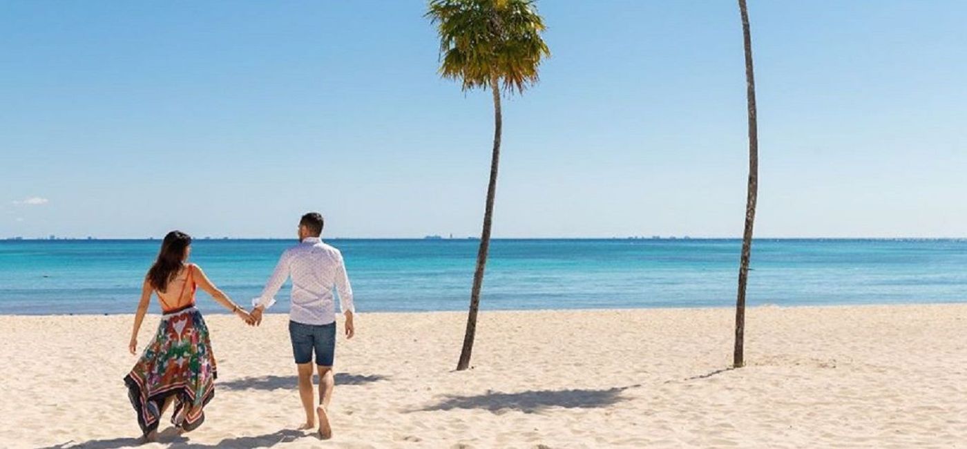 Image: A couple enjoying the beach. (photo via Paradisus Playa del Carmen)