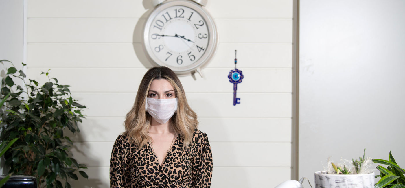 Image: Hotel employee wearing a face mask. (photo via 101cats/iStock/Getty Images Plus)