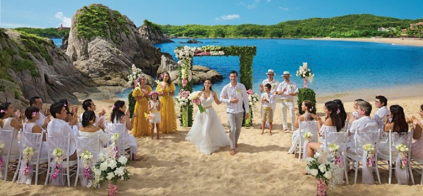 Image: PHOTO: A wedding couple celebrating at Dreams Huatulco. (photo via AMResorts)