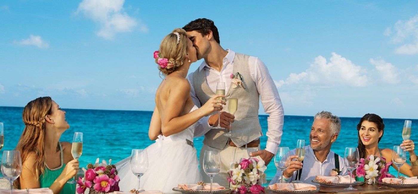 Image: PHOTO: A wedding couple sharing a kiss at Dreams Playa Mujeres. (photo via AMResorts)
