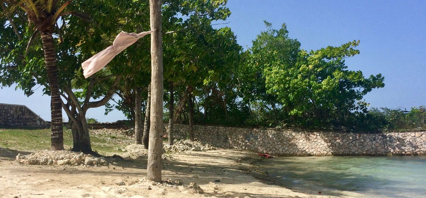 Image: James Bond Beach in Oracabessa Bay, Jamaica (photo via Isabella / iStock / Getty Images Plus)