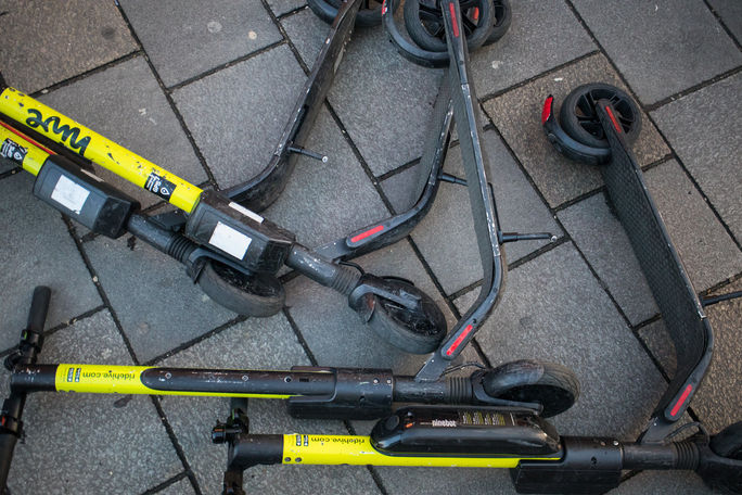 E-scooters, knocked over e-scooters