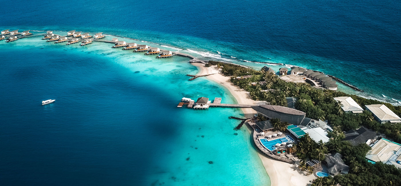 Image: Vue aérienne d'un complexe hôtelier aux Maldives. (photo via iStock/Getty Images E+/MelanieMaya)