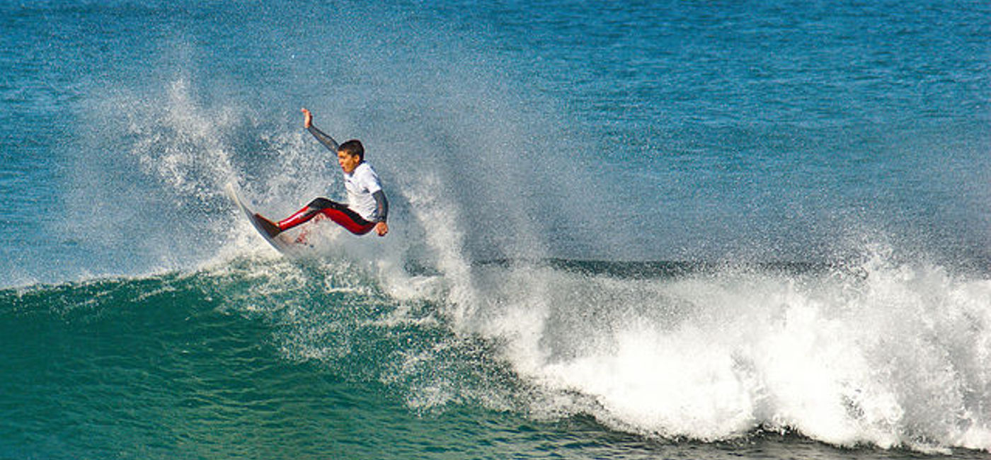 Image: PHOTO: Surfer riding a wave. (photo via Flickr/Joao Trindade)
