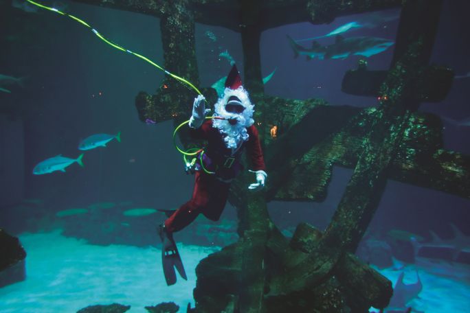 Santa in the Shipwreck at Mandalay Bay