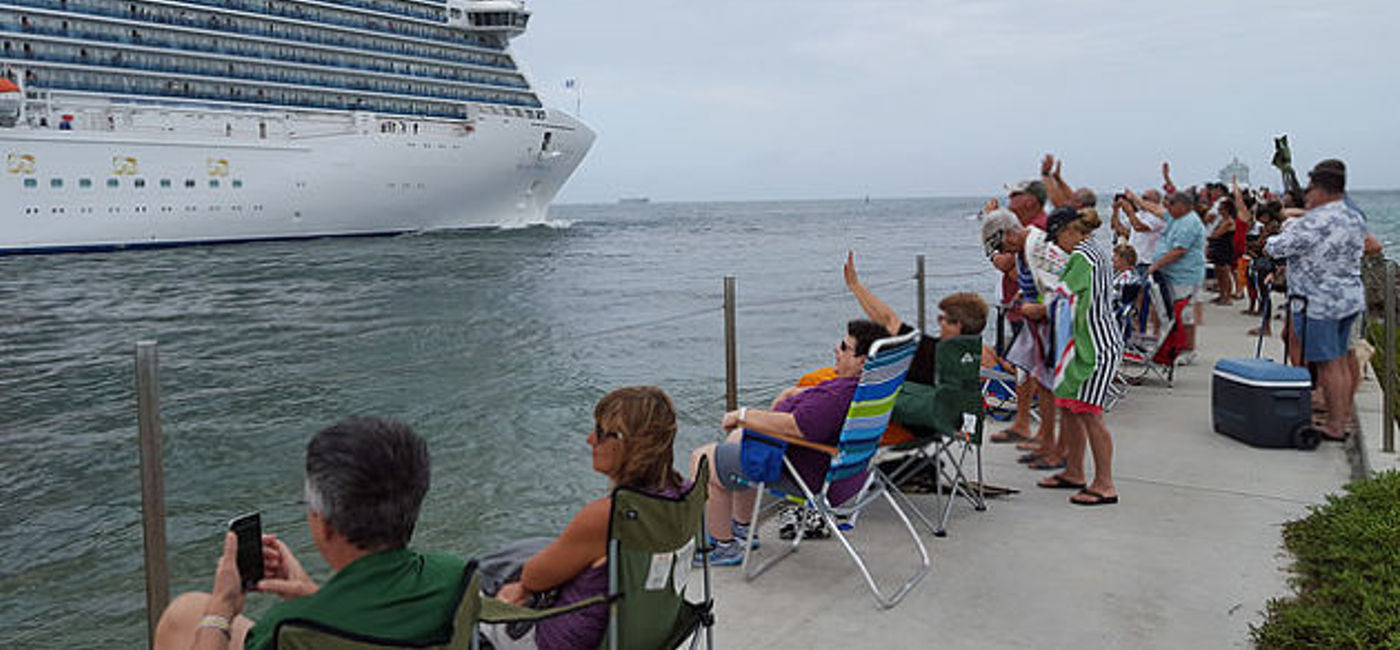 Image: PHOTO: Fort Lauderdale cruise ship sendoff. (photo by John Roberts)