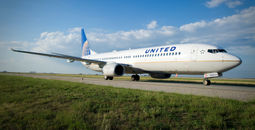 United Airlines Boeing 737 on runway at IAH.