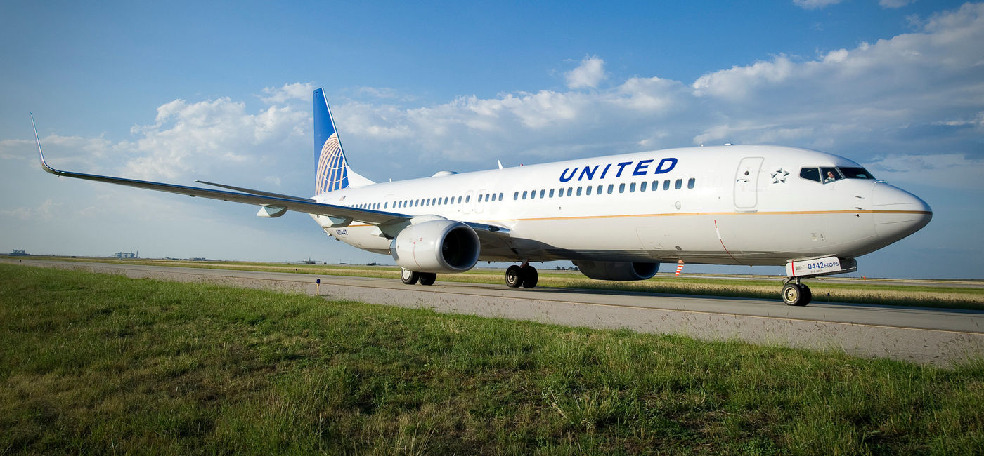 Image: United Airlines Boeing 737 on runway. (photo via United Airlines Media)