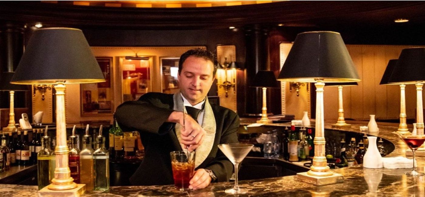 Image: PHOTO: Bartender mixing a drink. (photo via Crystal Cruises)