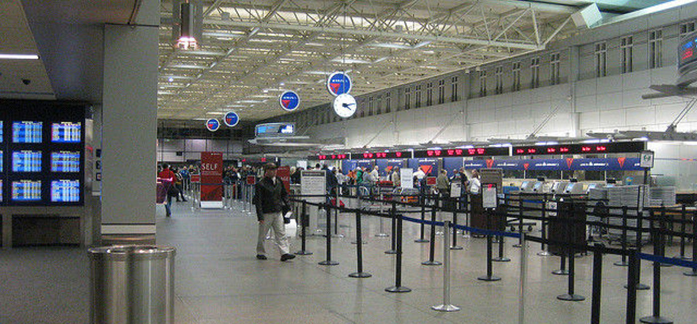 Image: PHOTO: Ticket booths and security checkpoints at St. Paul Minneapolis International Airport. (photo via Flickr/Michael Ocampo)