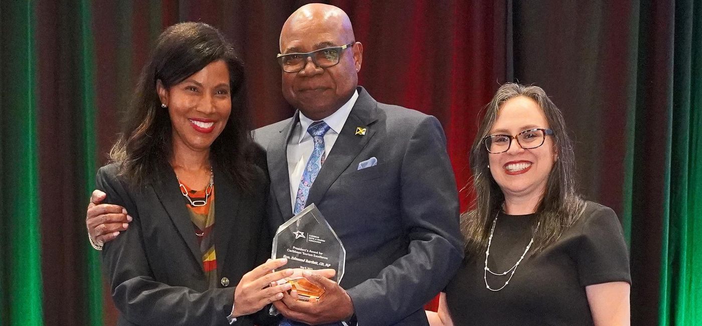 Image: Jamaica Minister of Tourism Edmund Bartlett (C) accepts the President’s Award for Caribbean Excellence in Tourism from President of the Caribbean Hotel and Tourism Association (CHTA), Nicola Madden-Greig (L). Sharing in the moment is Vanessa Ledesma-Berrios, Acting CEO & Director General CHTA.