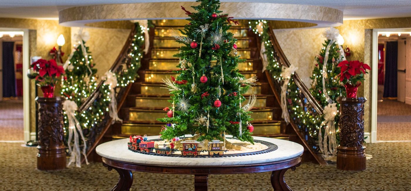 Image: American Queen's holiday decorations. (photo via American Queen Steamboat Company)