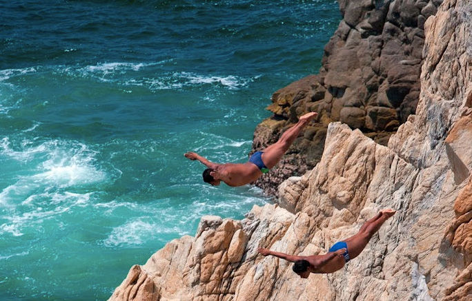 La Quebrada de Acapulco cumple 88 años de maravillar a los turistas con sus expertos clavadistas. (Photo via: Sectur). La Quebrada de Acapulco cumple 88 años de maravillar a los turistas con sus expertos clavadistas. (Photo via: Sectur).