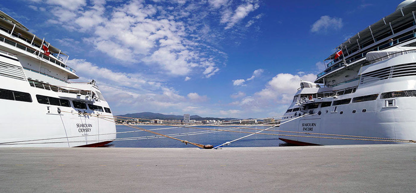 Image: PHOTO: Seabourn's Seabourn Encore and Seabourn Odyssey stern to stern in Palamos, Spain. (photo by Jason Leppert)