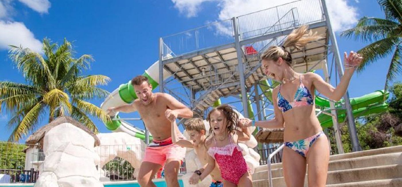 Image: PHOTO: Family fun at Sandos Caracol water park. (photo via Sandos Hotels & Resorts)