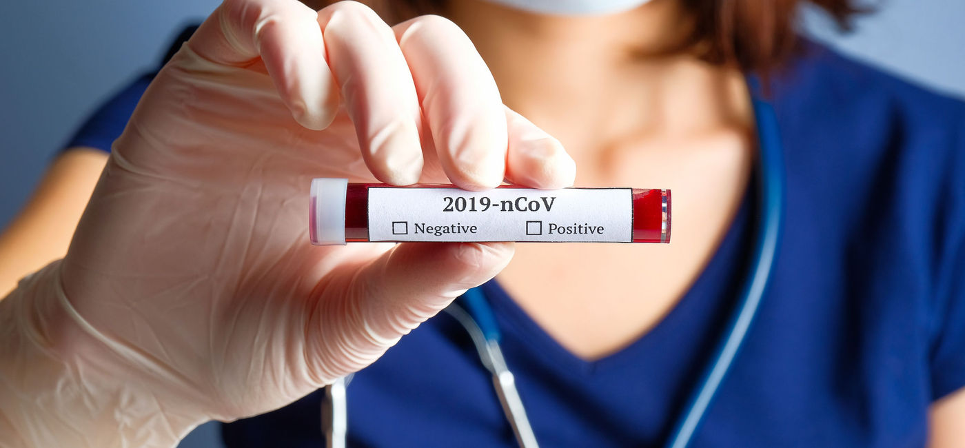 Image: Une infirmière qui tient un tube à essai utilisé pour dépister la Covid. (Photo via iStock/Getty Images Plus/photoguns)