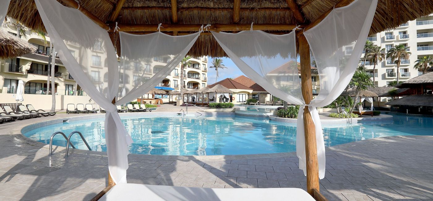 Image: PHOTO: Pool at Hotel Emporio Cancun. (photo via Emporio Hotels & Resorts)