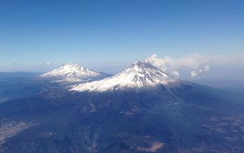 Vista a&#233;rea de los volcanes Popocat&#233;petl e Iztacc&#237;huatl
