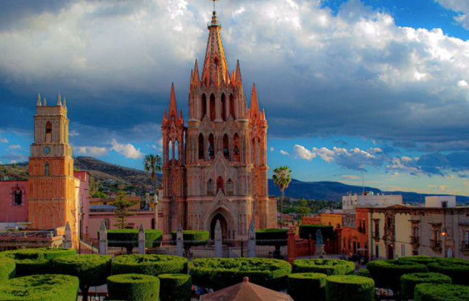 San Miguel de Allende, Guanajuato, siempre ofrece una gran oferta cultural, como la muestra  “Aves de Leyenda, Quetzales y Colibríes”. (Photo via: Sectur).