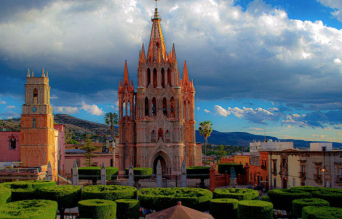San Miguel de Allende, Guanajuato, siempre ofrece una gran oferta cultural, como la muestra “Aves de Leyenda, Quetzales y Colibríes”. (Photo via: Sectur). San Miguel de Allende, Guanajuato, siempre ofrece una gran oferta cultural, como la muestra “Aves de Leyenda, Quetzales y Colibríes”. (Photo via: Sectur).