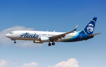 Alaska Airlines Boeing 737 approaching LAX Airport