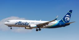 Alaska Airlines Boeing 737 approaching LAX Airport