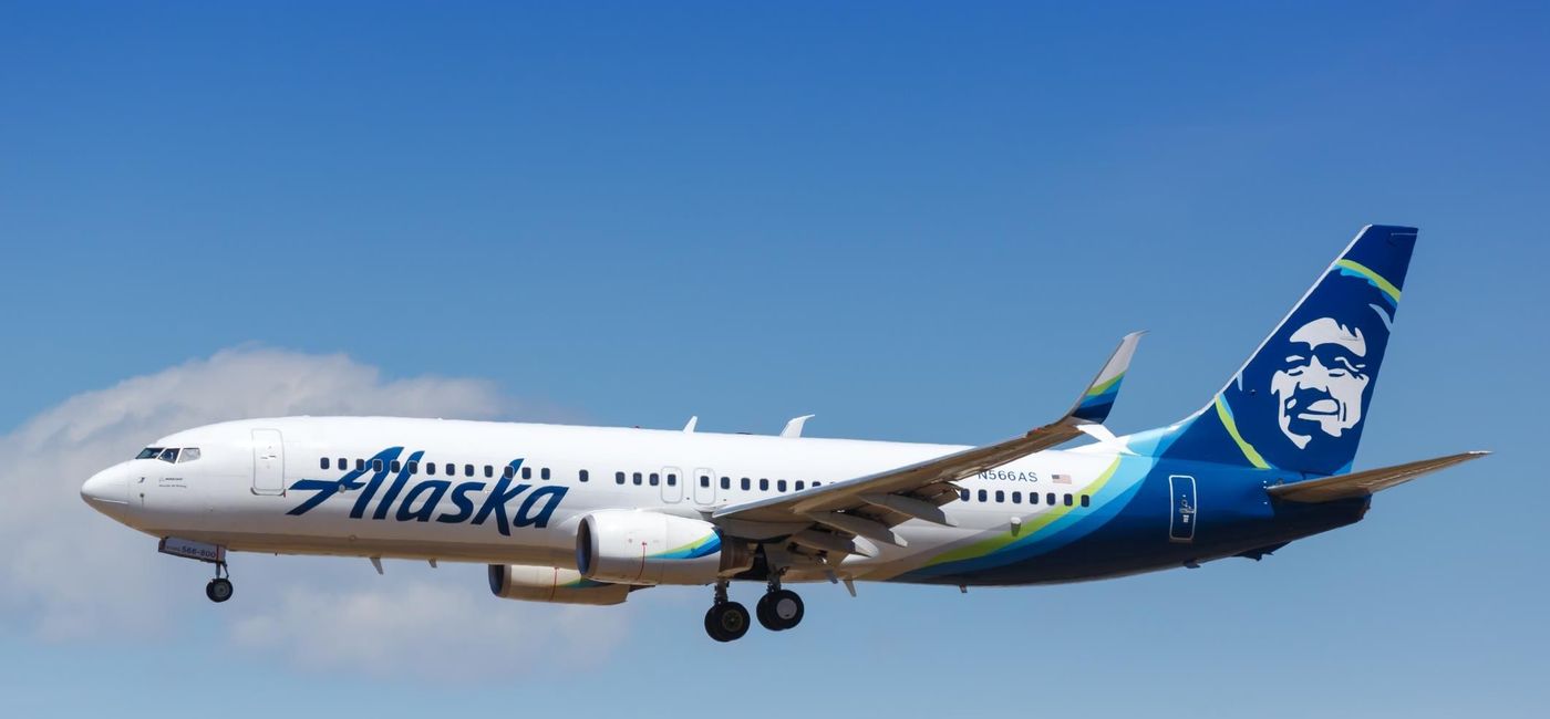 Image: Alaska Airlines Boeing 737 approaching LAX Airport. (photo via Boarding1Now/iStock Editorial/Getty Images Plus)