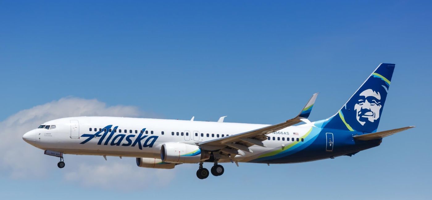 Image: PHOTO: Alaska Airlines Boeing 737 approaching LAX Airport. (photo via Boarding1Now/iStock Editorial/Getty Images Plus)