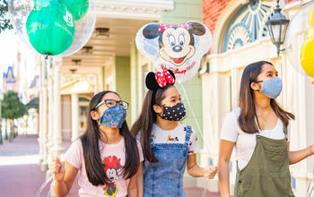 Guests wearing face masks while enjoying Walt Disney World Resort.