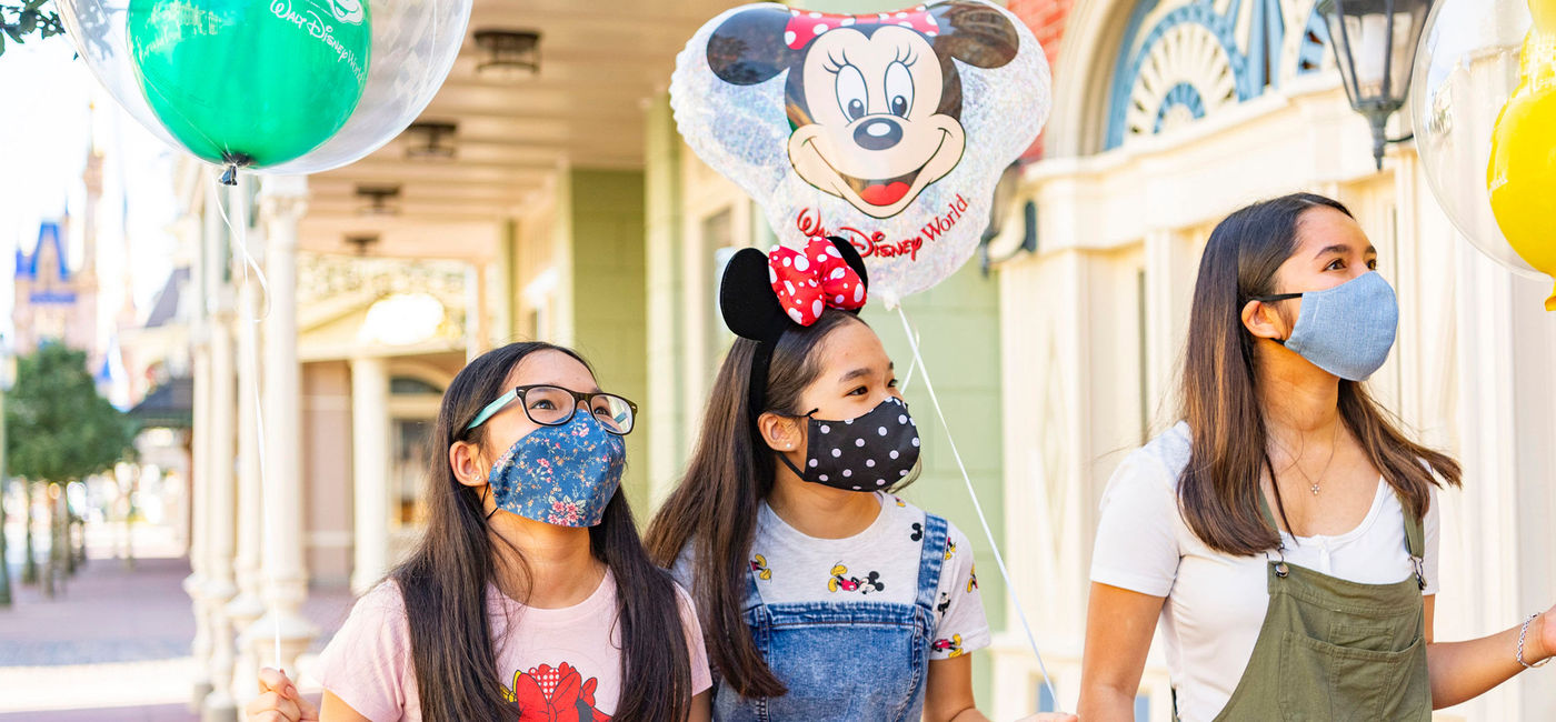 Image: Guests wearing face masks while enjoying Walt Disney World Resort. (Photo courtesy of Walt Disney World Resort)