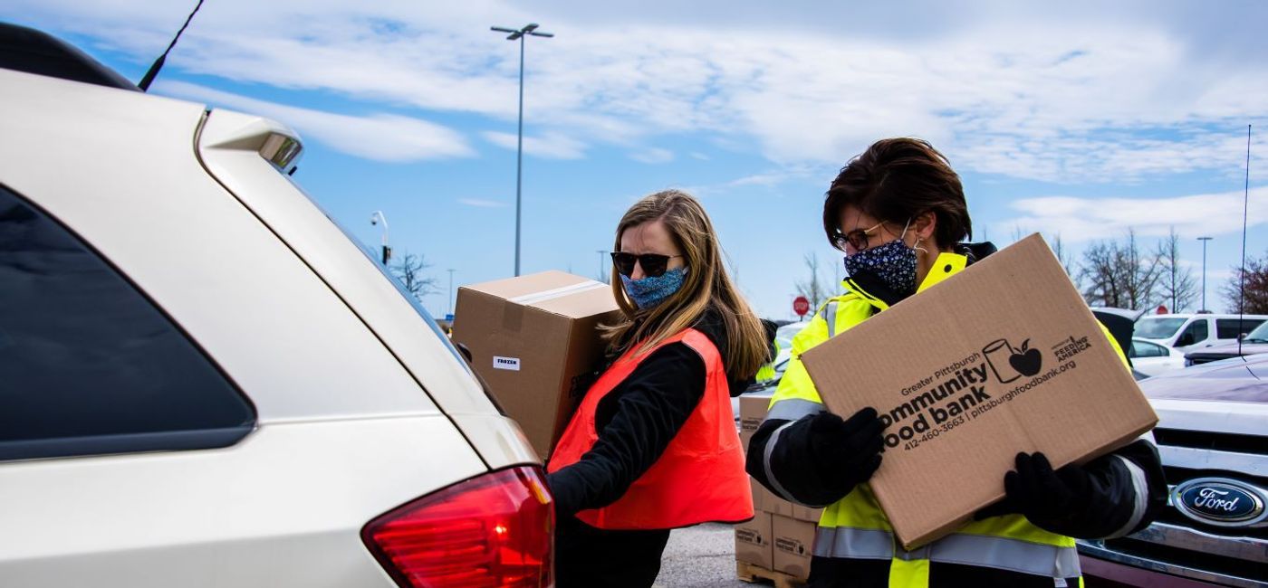 Image: PHOTO: Volunteers loading vehicles with food in the Pittsburgh International Airport's parking lot. (photo via Violet PR)