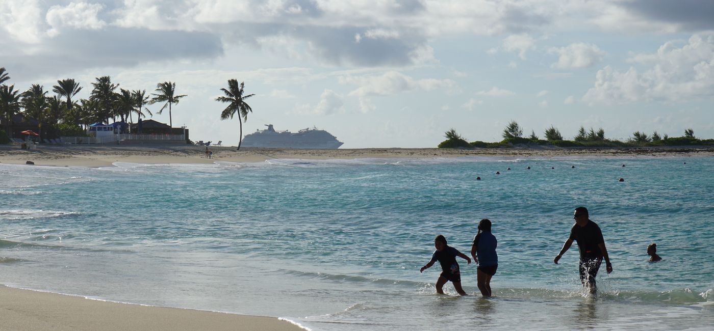 Image: Travelers at Atlantis Resort in the Bahamas. (photo by Brian Major)