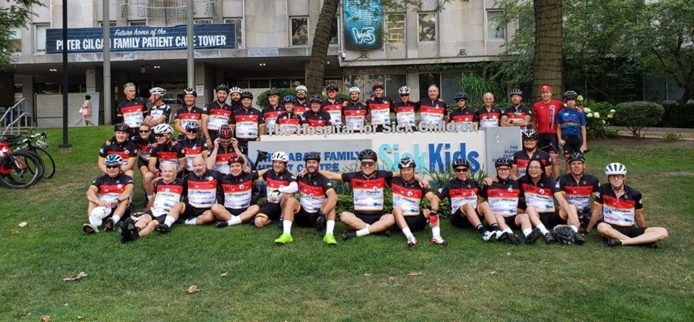 Image: The 2022 401 Bike Challenge participants. (Air Canada Vacations)
