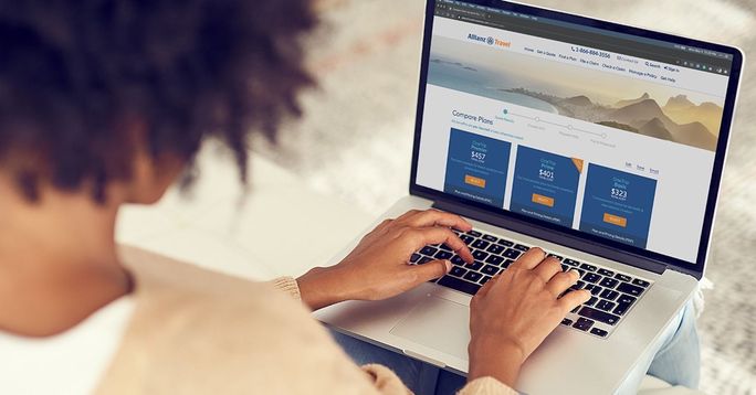 Kunde vergleicht Reiseversicherungen mit Allianz Partners USA. Kunde, Reiseversicherung, Policen, Pläne, Vergleichen, Kaufen, Laptop, Allianz Partners USA