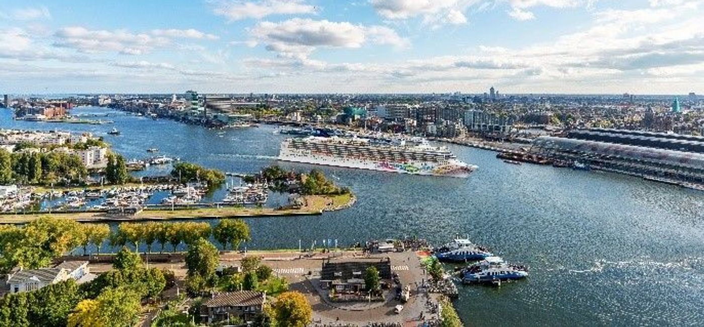 Image: Norwegian Pearl in Amsterdam (Norwegian Cruise Line)