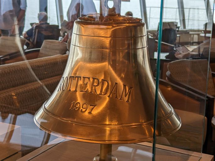 Ceremonial bell to be presented to the Mayor of Rotterdam Ceremonial bell to be presented to the Mayor of Rotterdam